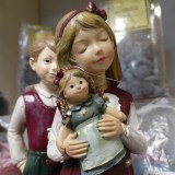Фигурка декоративная девочка с куклой