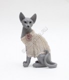 Фигурка кошки Сфинкс сидячая в бежевом свитере