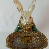 Статуэтка кролик с подносом в руках