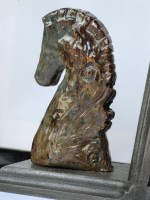Подставки для книг c фигурками шахматных коней