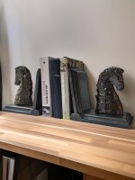 Подставки для книг c фигурками шахматных коней