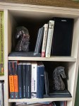 Подставки для книг c фигурками шахматных коней