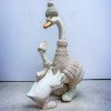 Фигурка декоративная новогодняя Гусь дарит подарок Гусыне