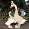 Фигурка декоративная новогодняя Гусь дарит подарок Гусыне