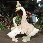 Фигурка декоративная новогодняя Гусь дарит подарок Гусыне
