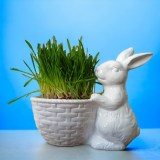 Фигурка керамическая кролик с корзинкой