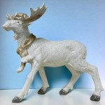 Фигурка новогодняя Лось в кепке и шарфе