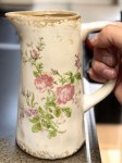 Ваза в форме кувшина с цветочным узором
