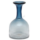 Декоративная ваза синего цвета с узким горлышком