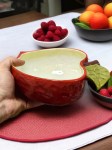 Ваза-блюдо в форме разрезанного красного яблока