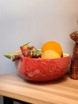 Ваза-блюдо в форме разрезанного красного яблока