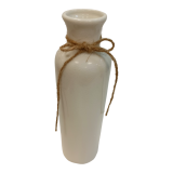 Белая ваза в форме бутылки