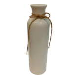 Белая ваза в форме бутылки