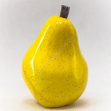 Желтая керамическая груша.