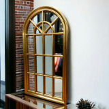 Арочное зеркало в форме окна золотого цвета